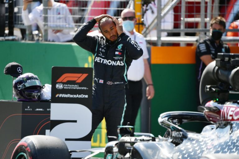 Lewis Hamilton NEM kap büntetést a dupla sárga zászló figyelmen kívül hagyása miatt